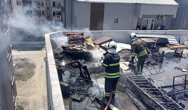 Binanın çatı katında yangın çıktı