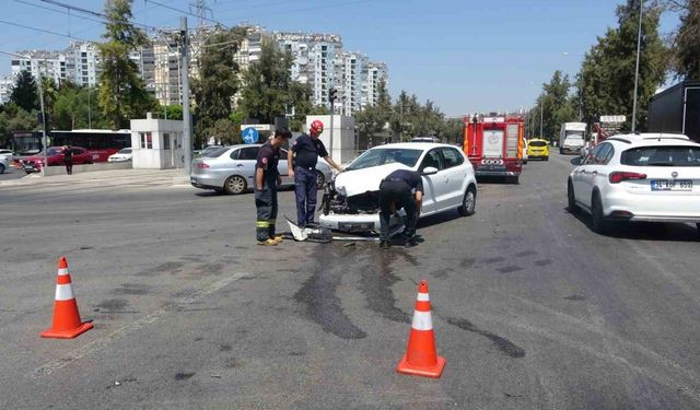 Kamyonet ile otomobil kavşakta çarpıştı: 1 yaralı