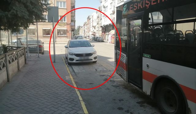 Otobüs durağında ilginç manzara!