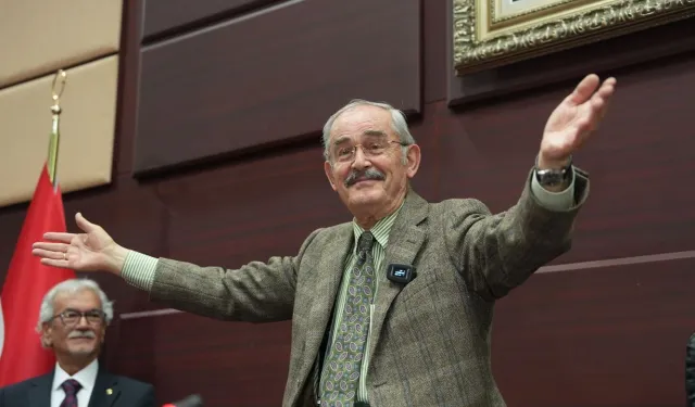 Yılmaz Büyükerşen'nin Anıtkabir hediyesi deforme oldu