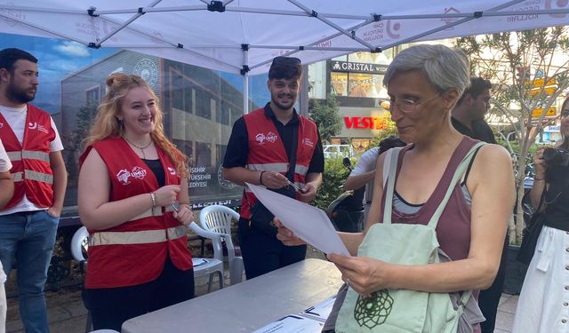 Sahte diploma skandalına esprili protesto... 5 saniyede diplomalı oldular