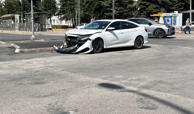 Eskişehir’de ambulansla otomobil çarpıştı!