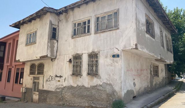 Eskişehir'deki o metruk ev endişe yaratıyor!