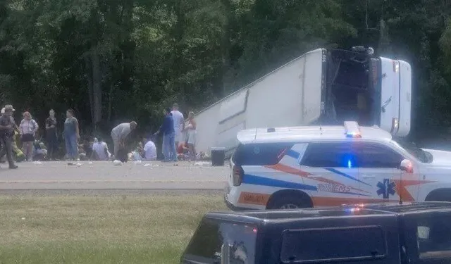 New York otoyolunda tur otobüsü devrildi: 5 ölü