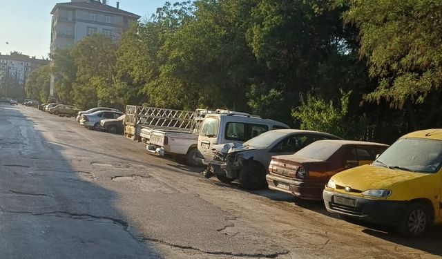 Eskişehir'de hurda araçlar yol boyunu işgal ediyor!
