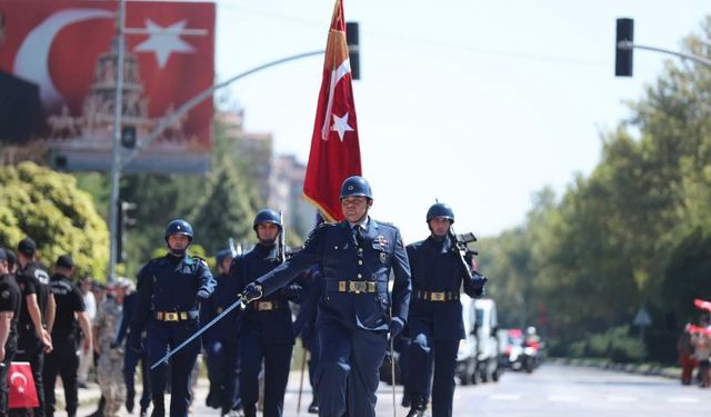Zafer coşkusu görkemli törenle kutlandı