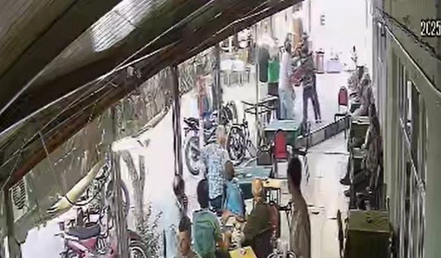 Engelli çocuğuna yapılan şiddete dayanamadı.. O hareketiyle görenleri şoke etti!