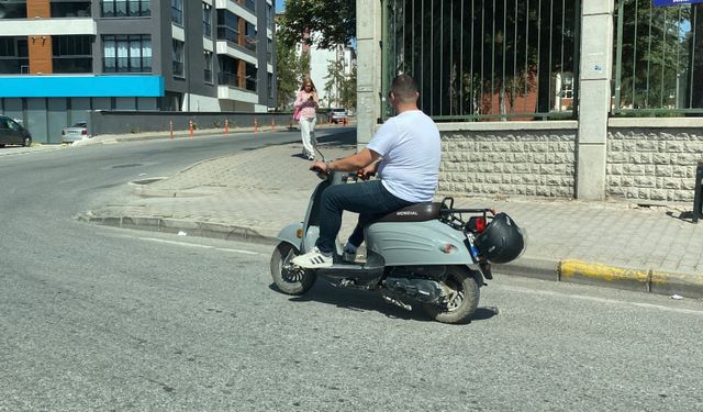 Eskişehir'de tehlikeli yolculuk... Kaskı kafasını değil bakın ne yaptı!