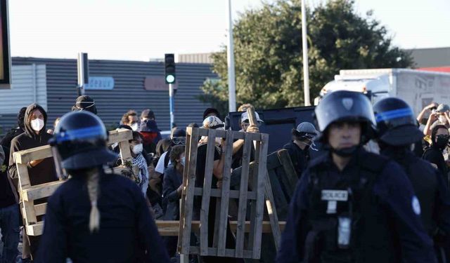 Fransa’da "Her şeyi durduralım" protestosu dünya gündemini sarstı! Yüzlerce kişi gözaltına alındı...