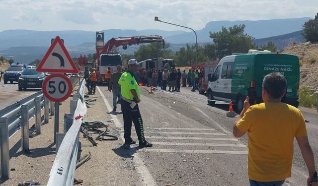 Yolcu otobüsü ile TIR çarpıştı: 3 ölü 6 yaralı