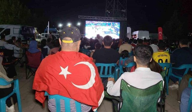 Türkiye- Almanya maçını Adıyamanlılar dev ekrandan izledi
