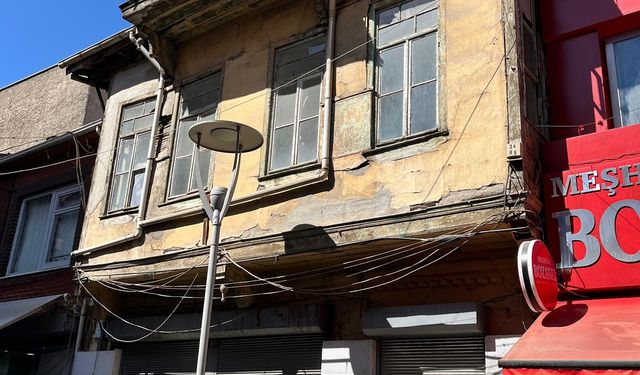 Tehlikeli bina tedirgin ediyor