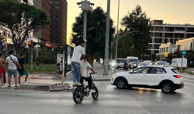 Eskişehir'de tehlikeli yolculuk: Trafiği tehlikeye attılar!