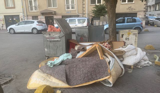 Duyarsız vatandaş sokağı çöplüğe çevirdi...