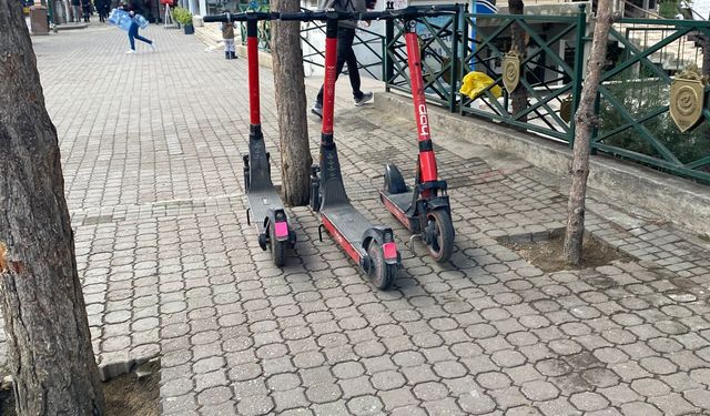 Elektrikli scooter sorunu büyüyor: Yayalar yürüyemez hale geldi