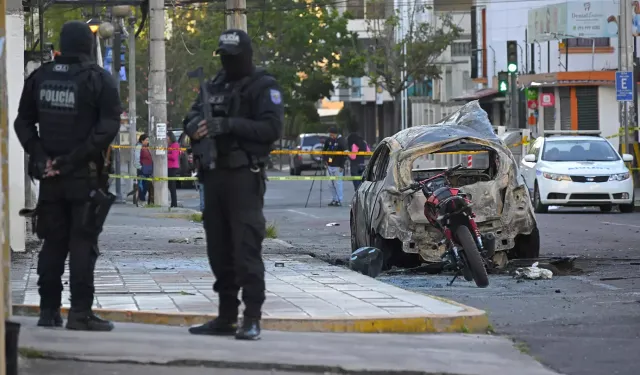 Ekvador’da AVM’nin önündeki araç bomba gibi patladı: 1 ölü