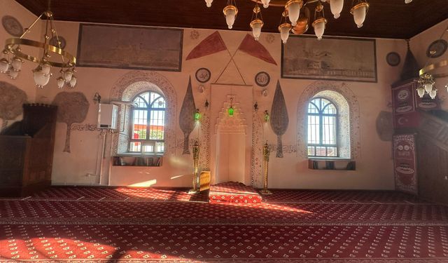 Eskişehir'de 139 yıllık camide tepki çeken görüntü