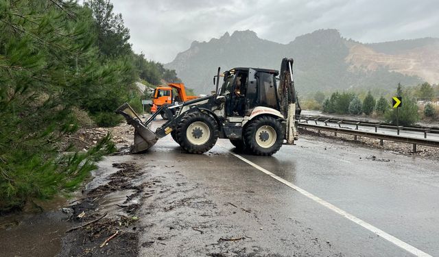 Osmaneli'de sel meydana geldi, karayolu taş ve toprak ile kaplandı