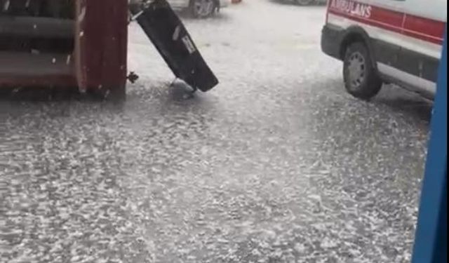 Eskişehir'de dolu yağışı sokakları beyaza bürüdü