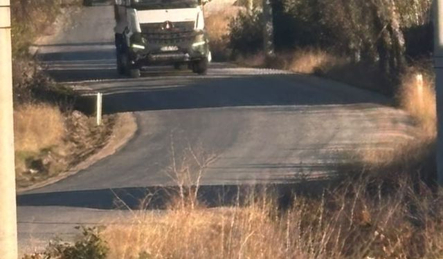 Eskişehir'de o yolda ağaç dalları sürücülere zorluk çıkarıyor