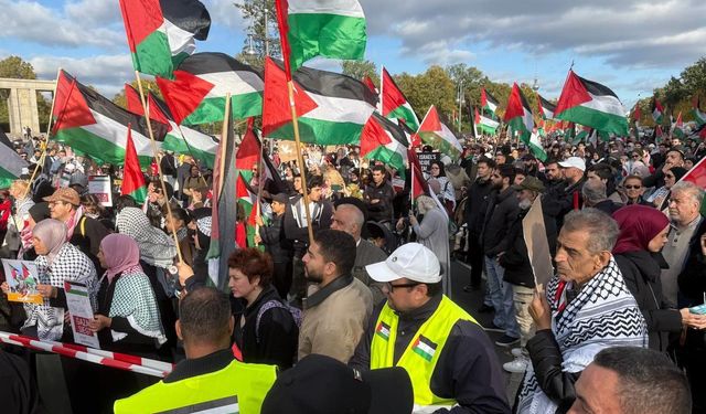 Berlin polisi Filistin'e destek yürüyüşlerinde 10 yaşındaki çocuğu gözaltına aldı!