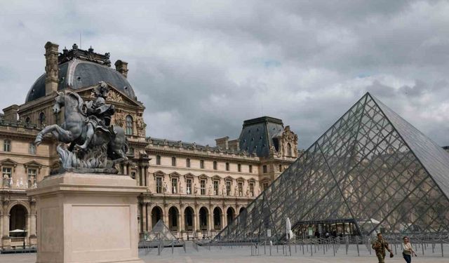 Paris’teki ünlü Louvre Müzesi’nde soygun paniği