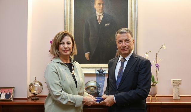 Başkan Ünlüce'ye ödül