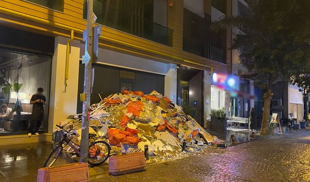 Yine çöplerle yaya kaldırımını işgal ettiler!