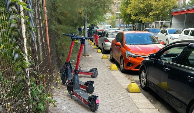Kaldırımları işgal eden elektrikli scooterlar tepki çekti
