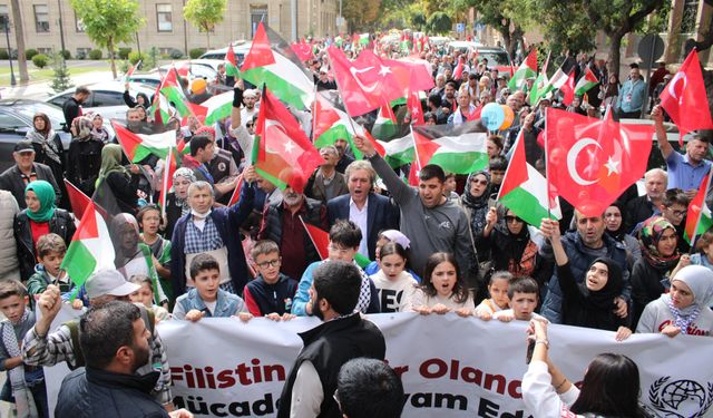 Eskişehir'de yüzlerce kişi Filistin için yürüdü
