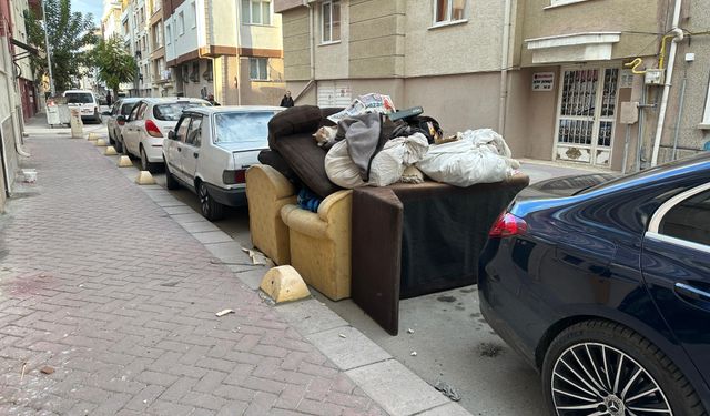 Sokak ortasına bırakılan koltuklar tepki topladı!