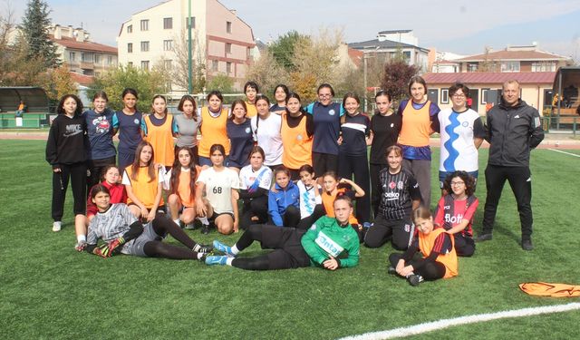 Kız futbolcular sahada