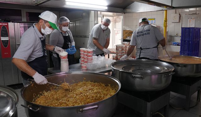 Tepebaşı'ndan ihtiyaç sahiplerine sıcak yemek