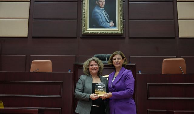 Başkan Ünlüce'den emekli olan personele anlamlı plaket