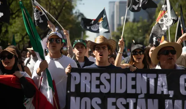 Meksika’da hükümet karşıtı protesto: 100’ü polis 120 yaralı