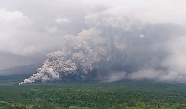 Semeru Yanardağı patladı