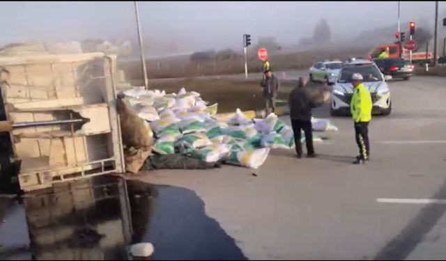 Eskişehir'de tır yan yattı! Trafik olumuz etkilendi...