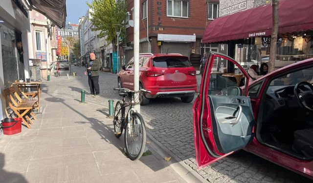 Aracını sokak ortasında bıraktı trafiği olumsuz etkiledi!