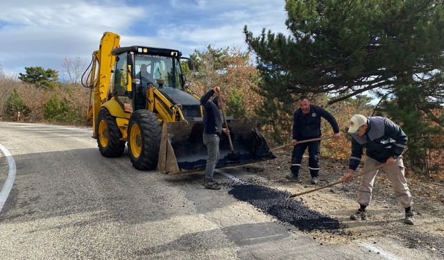 İnönü'de yol bakım çalışmaları devam ediyor...