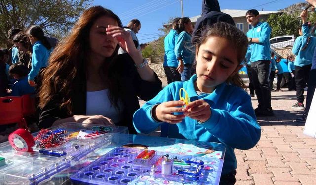 Bilim ve teknolojiyi köy okullarındaki öğrencilerin ayağına götürüyor