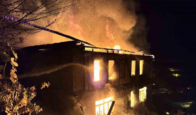 İki katlı ahşap ev alevlere teslim oldu