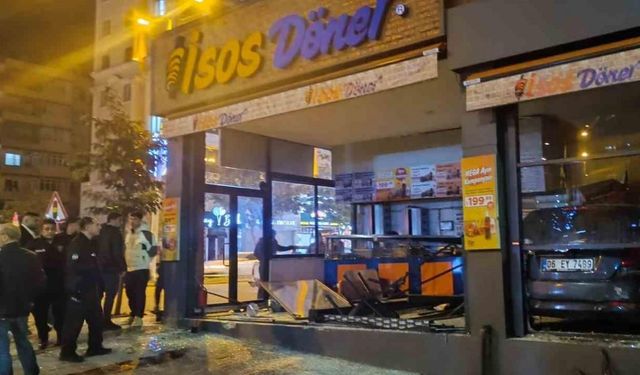 Kontrolden çıkan otomobil, yeni açılan dönerciye daldı