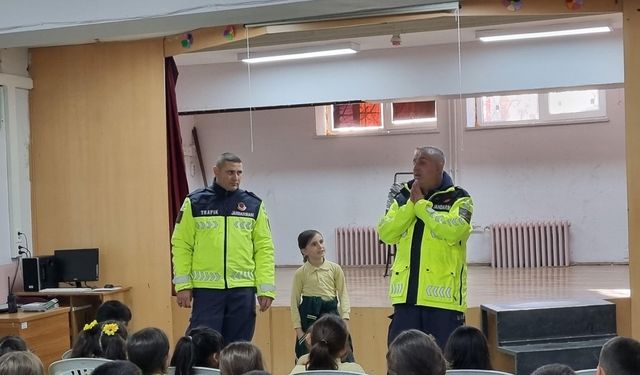 Öğrencilere trafik ve emniyet kemeri eğitimi verildi