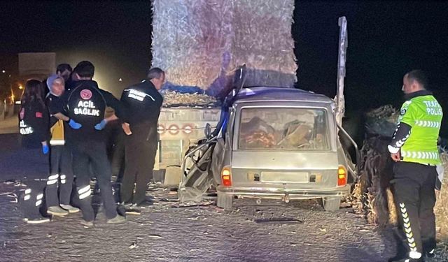 Otomobil tıra ok gibi saplandı: Karı-koca hayatını kaybetti