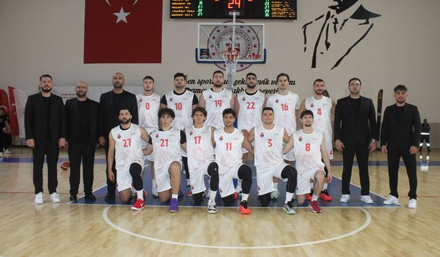 Gözünü lidere dikti!