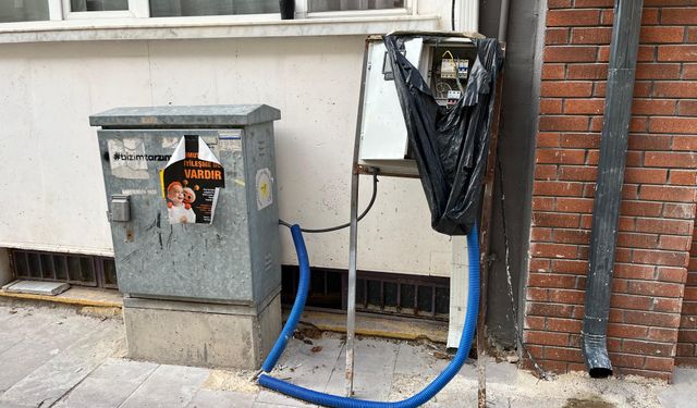 O mahalledeki elektrik panosu tedirgin ediyor!
