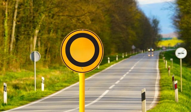 Sosyal medyada gündem olan o levhanın anlamanı biliyor musunuz?