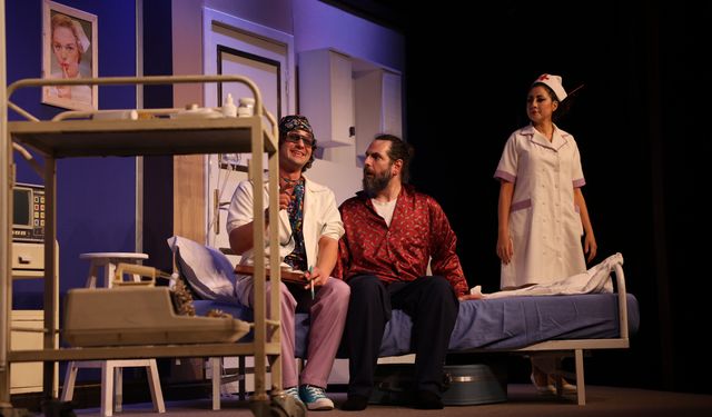 Beklenen o tiyatro oyunu kahkahalar eşliğinde gerçekleşti