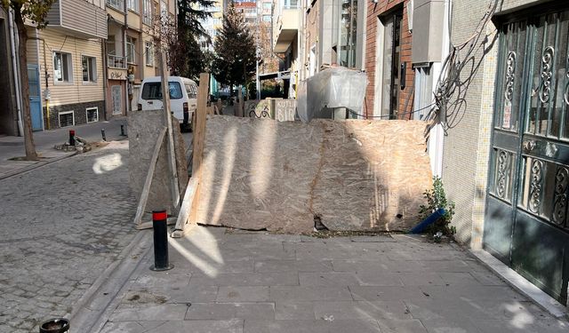 Kaldırımı kapatan inşaata mahalle sakinlerinden tepki!