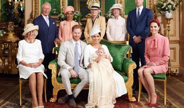 Kraliyet kadınları neden bacak bacak üstüne atmazlar İşte o duruşun perde arkası